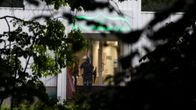 Poliisi Baerumissa al-Noorin islamilaisessa keskuksessa, jonne nuori norjaismies tunkeutui aseistettuna.   