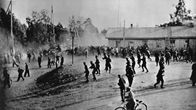 Poliisit ja mielenosoittajat vastakkain Kemin veritorstaina tunnetussa lakkokahakassa Lautiosaaressa 18.8. 1949