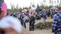 Yleisöä Kymi Ringin rinnekatsomossa