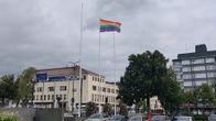 Sateenkaarilippu Kouvolan kaupungintalon salossa