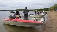 Happy Angler Challenge .kalastuskilpailun osallistujat rantautuvat päivän päätteeksi Lohjan Aurlahteen. 