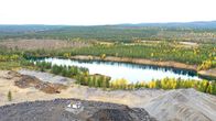 Hannukaisen vanha louhosjärvi Kolarissa. Kaivosaktivisti Leif Ramm-Schmidt seisoo näköalatasanteella louhoskasan päällä.
