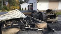 Tulipalossa tuhoutunut roskakatos ja auto.
