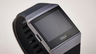 Google ostaa yhdysvaltalaisen älykelloja ja aktiivisuusrannekkeita valmistavan Fitbitin. Kuvassa Fitbitin valmistama älykello.