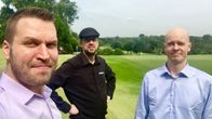 Soil Scoutin Jalmari Talola, Johannes Tiusanen ja Jussi Sirkiä singaporelaisella golf-kentällä. Yhtiön anturi auttaa säästämään vettä ja kasvattamaan satoja. 