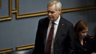 Pääministeri Antti Rinne ja kunta- ja omistajaohjausministeri Sirpa Paatero eduskunnan hiljaisella hetkellä viime perjantaina menehtyneen keskustan kansanedustaja Antti Rantakankaan muistolle eduskunnan täysistunnossa Helsingissä 26. marraskuuta 2019. 