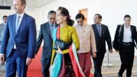 Aung San Suu Kyi matkalla Haagiin Kyi Naypyitawin kansainvälisellä lentokentällä.