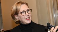 Varapuhemies Tuula Haatainen haastattelussa ennen SDP:n eduskuntaryhmän kokousta Helsingissä 5. joulukuuta.