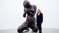 Tracey Emin ja hänen teoksensa The Mother White Cube -galleriassa