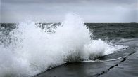 Tyrskyjä Helsingin Uunisaaressa perjantaina 3. tammikuuta.