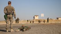 Suomalaiset kriisinhallintajoukot antavat taistelulääkintäkoulutusta peshmerga-sotilaille Erbilin lähettyvillä Irakissa loppuvuodesta 2019. 