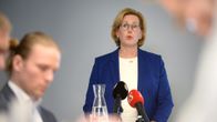 Työministeri Tuula Haatainen kertoi työllisyystoimien valmisteluista toimittajatapaamisessa Helsingissä perjantaina