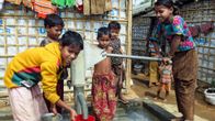Rohinjalapsia vedenhakupuuhissa pakolaisleirillä Bangladeshissä 9. helmikuuta 2018. 