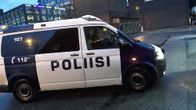 Poliisiauto ajaa oikeustalon portille Helsingissä.