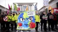 Datteln 4 -voimalaa vastustava mielenosoitus liittokanslerin viraston edustalla Berliinissä 29. tammikuuta.