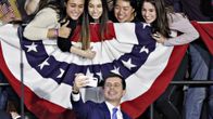 Demokraattien presidenttiehdokkuutta tavoitteleva Pete Buttigieg ottaa selfieitä kannattajiensa kanssa.