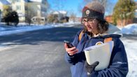 Elizabeth tutkii kännykkää