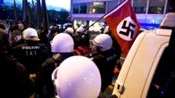 Poliisi poistaa hakaristilippuja - Poliisi pysäytti uusnatsien Kohti vapautta! -marssin Hakaniemessä Helsingissä itsenäisyyspäivänä 6. joulukuuta 2018.