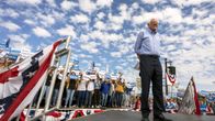 Bernie Sanders seisoo lavalla yleisön edessä vaalitilaisuudessa Kaliforniassa.