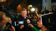 Jari Sillanpää median piirittämänä Helsingin käräjäoikeudessa 26.2.2020.