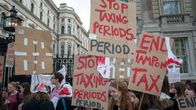 Naiset pitelevät kylttejä, joissa lukee muun muassa "Stop taxing periodes. Period."
