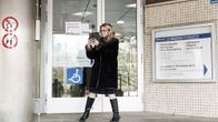 Päivi Räsänen kuvaa itseään Pasilan poliisitalon edustalla.