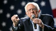 Bernie Sanders puhuu mikrofoniin.