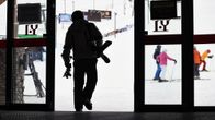 Laskettelija menossa mäkeen Ylläksen hiihtokeskuksesta  Kolarissa 