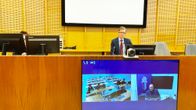 Yhtä epäiltyä esitettiin vangittavaksi Espoon käräjäoikeudessa perjantaina 24.4. Oikeudenkäynti käytiin etäyhteyden avulla. Kuvassa  oikeuden puheenjohtaja Juha Lehto, etänä rikoskomisario Jan Aarnisalo KRP:stä, epäilty, tulkki ja asianajaja. 