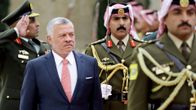Jordanian kuningas Abdullah II tarkastamassa kunniakaartia.