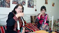 Yousra Alasaad ja Nafisa Yeasmin nauttivat arabiankahvia.