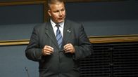 Juha Mäenpää täysistunnossa eduskunnassa 17. kesäkuuta.