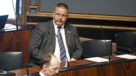 Kansanedustaja Juha Mäenpää (ps.) eduskunnan täysistunnossa Helsingissä 24. kesäkuuta.