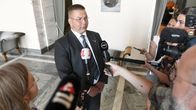 Juha Mäenpää kommentoi medialle eduskunnassa Helsingissä 26. kesäkuuta