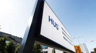 Helsingin ja Uudenmaan sairaahoitopiirin HUS:n kyltti Meilahden sairaala-alueella Helsingissä