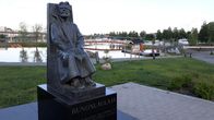 Runonlaulaja Miihkali Arhippaisen patsas muistuttaa runonlaulajien merkityksestä Joensuun Ilosaaressa.