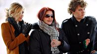 Elviksen leski Priscilla Presley yhdessä kahden lapsenlapsensa kanssa Gracelandissa vuonna 2010. Benjamin Keough seisoo oikealla ja Riley Keough vasemmalla.