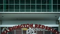 Washington Redskinsin logo kotiareenan edustalla.
