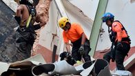 Pelastustyöntekijät yrittävät etsiä mahdollisia eloonjääneitä raunioista.