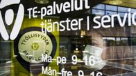 Asiakas astuu Helsingin Työllisyyden palvelutorille Pasilan TE-toimistoon 28. heinäkuuta.