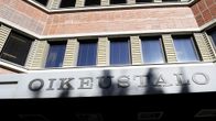Kuvassa oikeustalon kyltti.