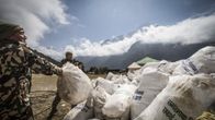 Nepalin armeijan henkilökunta kerää jätesäkkejä Mount Everestiltä 27 toukokuuta 2019. Yhteensä 10 000 kg jätettä ja 4 ruumista löydettiin siivoustalkoissa tuolloin.