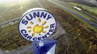 Sunny Car Centerin mainostorni tyhjällä tontilla ilmasta kuvattuna Hämeenlinnassa 29. lokakuuta 2014.