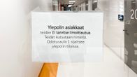 Lasiovessa oleva tiedote asiakkaille sairaalassa asioinnista.