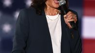 Kamala Harris riemuissaan.