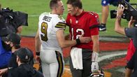 Tom Brady ja Drew Brees keskustelevat kentän laidalla ottelun jälkeen.