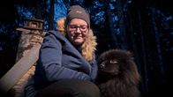 Iina Atjonen ja sankarikoira Mosku.