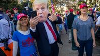 Trumpia puolustava mielenosoittaja otti itsestään selfien naamari päässä Washingtonissa lauantaina.