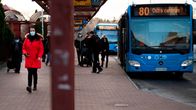 Kasvomaskeihin pukeutuneita matkustajia Itäkeskuksen bussiterminaalin edustalla.