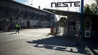 Nesteen Naantalin jalostamoalueelle johtava portti.